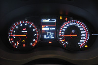 白い目盛りが特徴的な「S207」のメーター（ベース車では赤）。速度計、エンジン回転計ともに、針のスタート位置は水平となっている。