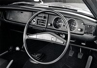 黒塗りのパネルに2連メーターをフィーチャーした「カローラ・クーペ1200デラックス」のインパネ。とはいえ、デザインはセダンの「カローラ1200デラックス」とまったく同じだった。