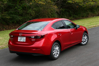 「アクセラハイブリッド」には、トヨタから技術供与を受けたハイブリッドシステムが搭載される。用意されるボディータイプは4ドアセダンのみ。