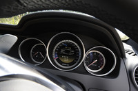 独立型3連メーターの中央には、320km/hスケールの速度計が置かれる。なお、「パフォーマンスパッケージ」を選択すると、リミッターで制限される最高速度は250km/hから280km/hへと引き上げられる。