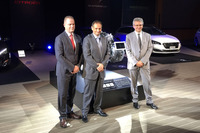 左から、PSAグループ インド・パシフィック地域事業部長のエマニュエル・ドゥレ氏、プジョー・シトロエン・ジャポン代表取締役社長のクリストフ・プレヴォ氏、PSAグループ パワートレイン＆シャシーエンジニアリング研究開発部長のクリスチャン・シャペル氏。