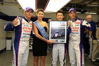 ポールポジション獲得に笑顔を見せるNo.7 トヨタのS.サラザン（写真左）、A.ブルツ（同右）、そして中嶋一貴（同右から2人目）。
    