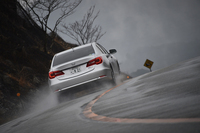 4WDの駆動力制御は各モニターで確認できるが、実際には表示よりはるかに素早く、細かい制御が行われているという。
    