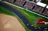 上空からのスタートシーン。ベッテルが大きく先行するが、その後のクラッシュでセーフティカーが導入され、そのリードはなきものに。（写真＝Red Bull Racing）