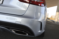 「AMGスタイリングパッケージ」のリアスカートと、バンパーと一体でデザインされているエキゾーストエンドがリアビューをスポーティーに引き締める。