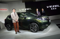 「ホンダ・ヴェゼル」と、本田技研工業の伊藤孝伸 代表取締役社長（奥左）、峯川 尚 専務取締役員（奥右）、同社の開発責任者である板井義春氏。
    