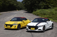 こちらは、「ホンダS660」ベースのカスタマイズカー。写真左（黄色）の外装は、ホイールを除いて標準車とほぼ変わらない仕立て。右の車両（白）には、モデューロオリジナルのバンパーやスポイラーが与えられている。