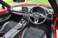 「RS」のインテリア。BOSE製のサウンドシステム「AUDIOPILOT 2」と9つのスピーカーからなるオーディオシステムが標準装備される。