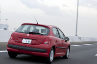 リアコンビランプの意匠もLEDを用いたニューデザインとなった。