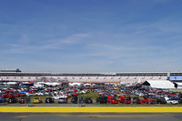 シャーロット・モーター・スピードウェイのインフィールドには、芝を覆わんばかりの「マスタング」が。