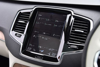 ダッシュボードの中央に装備された、インフォテインメントシステム用の9インチのタッチスクリーン。