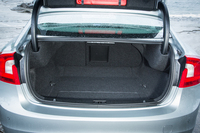 「S60 T5 R-DESIGN」のトランク。60：40分割可倒式のリアシートを倒せば、容量の拡大が可能。