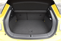 荷室の容量は、標準の状態で210リッター。後席を倒すことで、最大860リッターにまで拡大できる。（写真をクリックするとシートの倒れるさまが見られます）