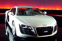 アウディ初の市販ミドシップスポーツ「R8」発表の画像