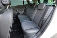 リアシートの様子。上下伸縮式のヘッドレストが備わる（写真は下げた状態）。