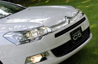 目元はバイキセノンヘッドランプが標準。2リッターモデル含め、全車ディレクショナルライト＆コーナリングライトを備える。