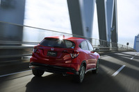 「ヴェゼルRS」のリアビュー。