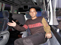 サーキットの行き帰りに使ったのは現代製のバスで、なんと「ワールドカップVIP用」。贅沢なつくりで、後ろに囲みの卓はあるわ、シート一つ一つが背もたれゆったり寝かせられるうえ、オットマン機能付き。乗り心地も最高！　やっぱ、韓国はお金持ちの国だと思いましたね。財閥がバックにつくとエライ違い。いいんだか悪いんだか……。