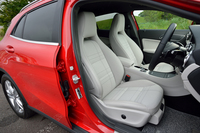 ヘッドレスト一体型のシート。座面と背もたれの中央部分にはファブリックが、それ以外の部分には人工皮革が用いられる。オプションで本革仕様に変更可能。
    