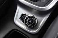 「ALLGRIP」と呼ばれる電子制御4WDシステムには、ドライブモードの切り替え機構を採用。「ロック」「スノー」といった悪路用のモードに加え、加速性能や旋回性能を高める「スポーツ」モードも用意される。