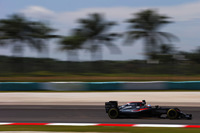ホンダは、フェルナンド・アロンソ（写真）のパワーユニットだけに新しいパーツを与え、日本GP前哨戦のマレーシアに臨んだ。アロンソのマクラーレンはグリッドペナルティーで最後尾からスタート。決勝ではスタートで一気に10位までポジションを上げ、その後ポイント圏内にとどまり続け、7位でゴールした。（Photo=McLaren）
