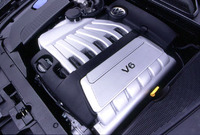ベーシックなV6。従来横置きで使われていた2.8リッターV6を、排気量を拡大し、縦置きで使う。6段MTを標準とし、オプションで5段ATを組み合わせることもできる。