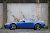 内外装からエンジン、足まわりまで特別仕立てとなる「V8ヴァンテージS」。オープンボディの「ロードスター」も147万円高で用意される。