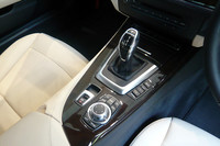 サイドブレーキはスイッチで作動／解除を行う、電動式となった。
