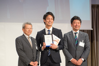 笑顔を見せる、個人戦優勝の朝倉徳貴さん（写真中央）。
    