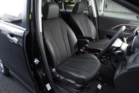 今回の改良ではシート表皮も変更。写真の「20S-SKYACTIV Lパッケージ」には、レザーとファブリックのコンビシートが備わる。