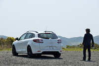 当初は限定車として販売された、現行型の「メガーヌ エステート」。今回の「GT220」はその“ハイパワー版”で、カタログモデルとして扱われる。