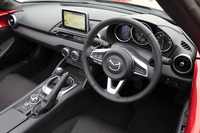 運転席まわりは、ドライバーを中心に主要コンポーネンツを左右対称に配置したデザインとなっている。
    