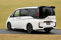 「ステップワゴン モデューロコンセプト」のリアビュー。リアのバンパーガーニッシュも同車専用となる。