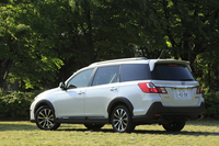 3列7人乗りの「エクシーガ」をSUV風のスタイリングに仕立てた「エクシーガ クロスオーバー7」。2015年4月に発売された。