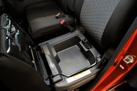 ドリンクホルダーやポケット類といった収納スペースは豊富で、助手席の座面の下には、脱着式のトレイを備えている。
    