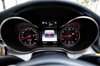 メーターは、アナログ式の2眼タイプ。中央にはマルチインフォメーションディスプレイがレイアウトされる。
    