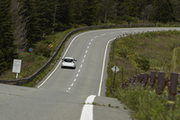 ビーナスラインは、蓼科、白樺湖、車山高原といった観光スポットを通る、信州屈指のワインディングロード。2002年からは無料開放されている。
    