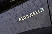 
    燃料電池車であることを示す、フロントフェンダー部のエンブレム。いまはまだ、レアなアイテムだが……。
    