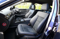 「E250ブルーエフィシェンシー アバンギャルド」には「AMGスポーツパッケージ」が標準装備され、内装ではAMGスポーツシート、AMGスポーツステアリングなどが備わる。