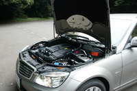 整備時には、このように大きく開くボンネット。