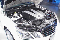 「E350 ブルーテック」の燃費（10・15モード）は、セダンが13.2km/リッター、ステーションワゴンは13.4km/リッター。