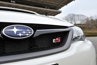 フロントグリルの左側に控えめに置かれる「tS」エンブレム。なお、ボンネットは軽量なアルミ製が採用されている。