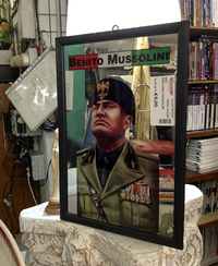 こちらは近年の装飾用途だが、ムッソリーニのパブミラー。自分を映せば、ドゥーチェ（統帥）と肩を並べることもできる。9ユーロ（約1240円）。