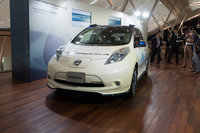 自動運転技術を搭載する「IDSコンセプト」の説明会は、東京モーターショーに先駆けて、日産の先進技術開発センター（神奈川県厚木市）で行われた。写真は、EV「リーフ」をベースにした「ニッサン・インテリジェント・ドライビング」の自動運転実験車両。