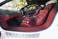 幅広いサイドシルには“MITSUOKA”の文字が。300色あるというボディカラーとあわせてレザーインテリアのカラーもオーナーの好みとセンスでコーディネートできる。フルレザーシートは20万円、パール系塗装は30万円のオプション。