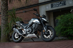 話題の「E-Clutch」を搭載した「ホンダCB750ホーネット」に試乗！ その走りはどう変わった？