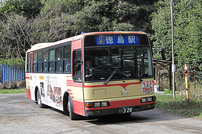 一日数本の路線バスがやってくる。でもたった数人しか乗っていないのに、これだけのサイズが要るのだろうか？