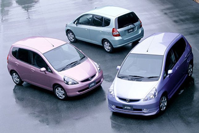 【スペック】全長×全幅×全高＝3830×1675×1525mm/ホイールベース＝2450mm/車重＝990kg/駆動方式＝FF/1.3リッター直4SOHC8バルブ（86ps/5700rpm、12.1kgm/2800rpm）/車両本体価格＝114.5万円