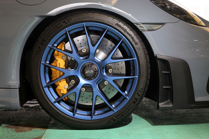 「ヴァイザッハパッケージ」を選択すると、鍛造マグネシウムホイールも選択可能となる。4本合わせて10kgの軽量化を実現する。