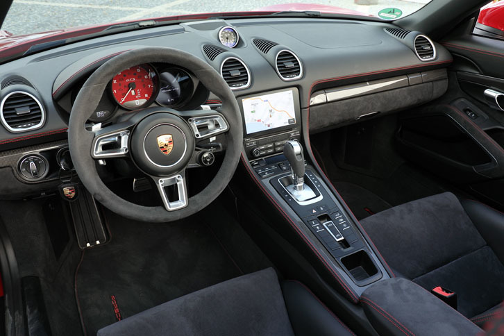 「718ボクスターGTS」のインテリアは、ステアリングホイールやシフトレバー、アームレストなどがアルカンターラ仕立てとなる。